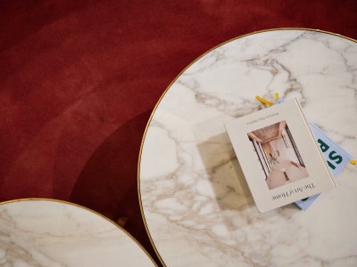 Waarom travertijn nu overal in luxe interieurs opduikt